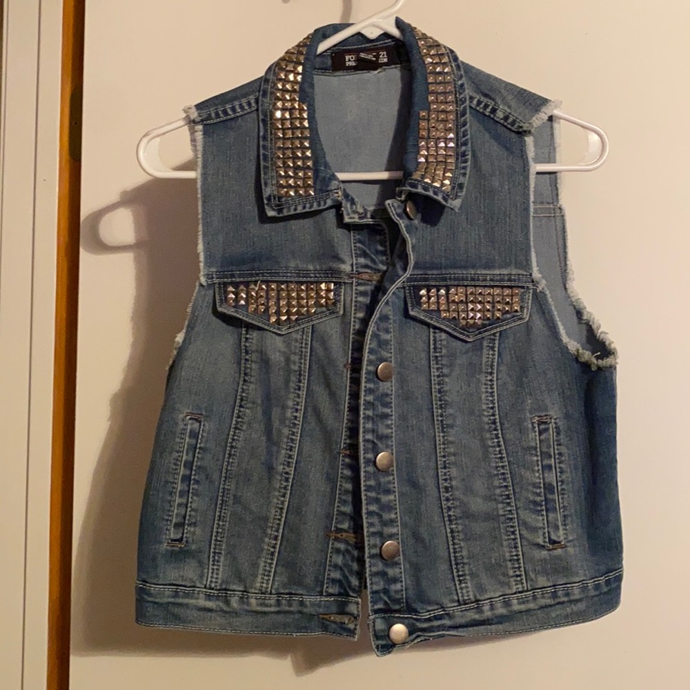 Forever 21 distressed sleeveless denim jacket. Size M.